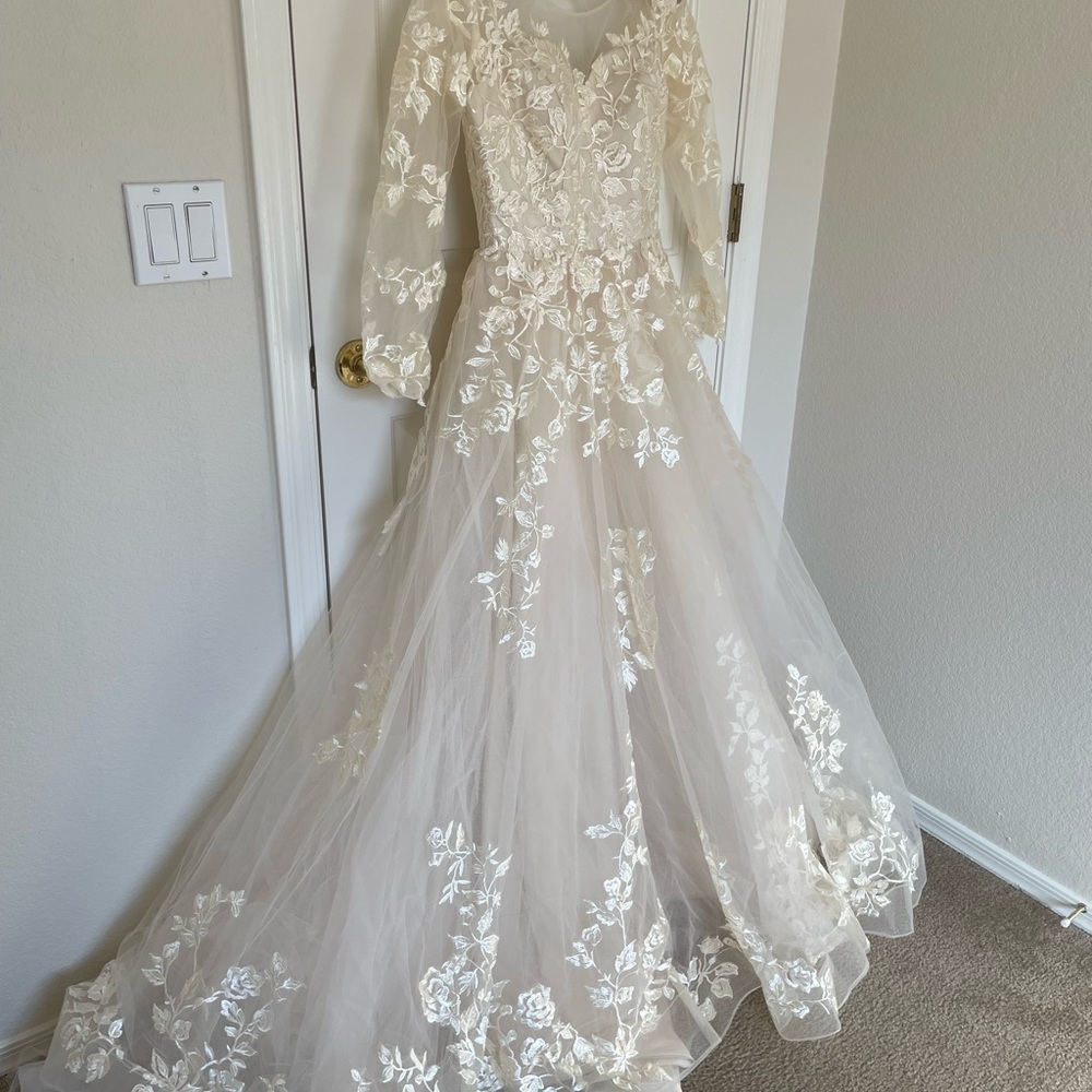 Gorgeous champagne lace wedding gown - Picture 3 of 12